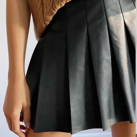 Aritzia Sunday Best Olive Mini 15” Skirt (Black Leather) - Picture 6 of 8